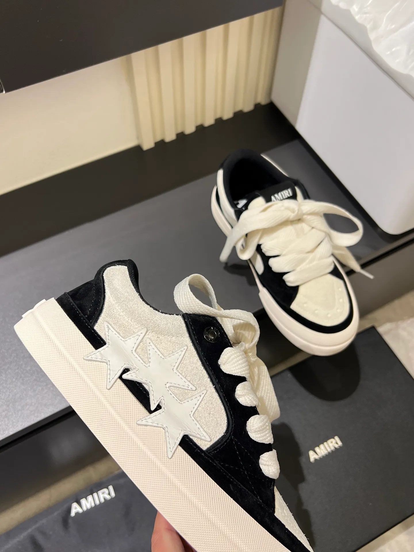 Men's shoes 💰p560 "AMIR*" new men's low-top casual sports sneakers bone shoes, another pair of irresistible bone shoes. Bone shoes are one of AMIRI's most popular items. Made of first-layer cowhide upper. The side bones are made of two cowhide laminations. It has a three-dimensional effect. The leather incisions are all oil-edged. Contrast color design. Simple style. Fashionable sports. Customized metal LOGO nameplate embellished with laces. Exclusive top-quality version. Supports contrast. Breathable mesh lining. The original rubber outsole is a must-have item for daily leisure. It is suitable for various occasions. If you pursue high quality, check it out. It is super cool on the feet and comes with a full set of original packaging! Size: 39-45!